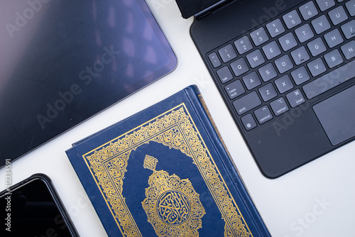Tableau sur toile The application of technology devices and applications into digitization of Quran, or e-Quran