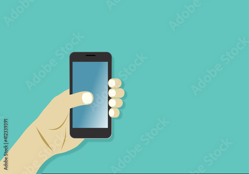 Ein männliche Hand hält ein Smartphone über einem türkisen Hintergrund.