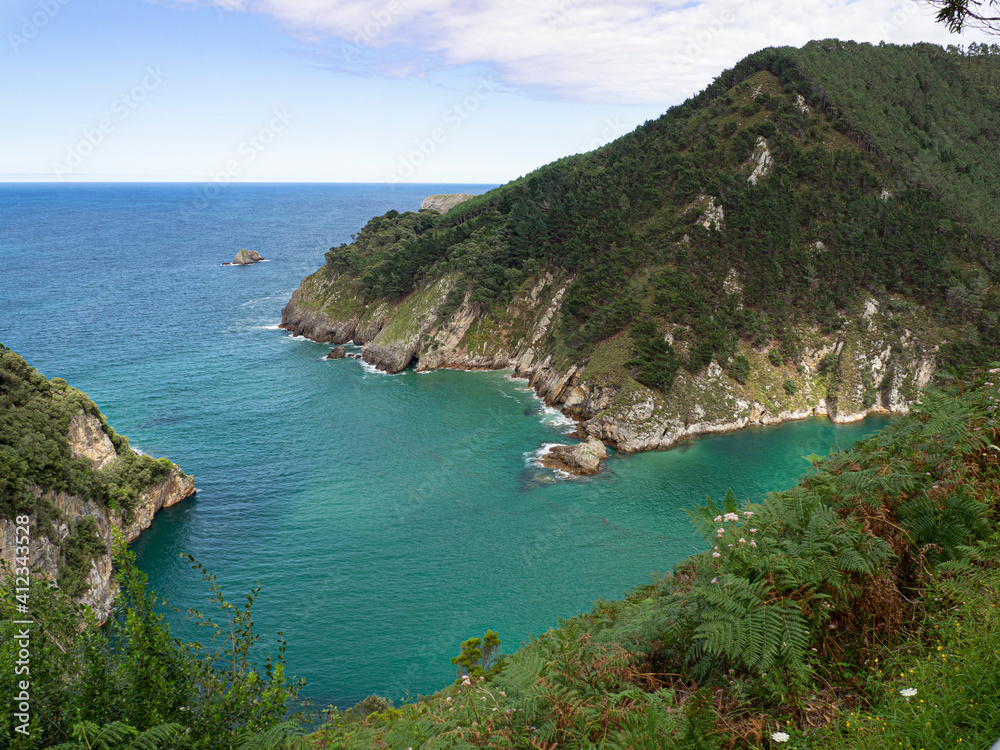 Hermosas vistas del mar y los acantilados desde el Mirador El Pechón, en Cantabria, España, agosto de 2020