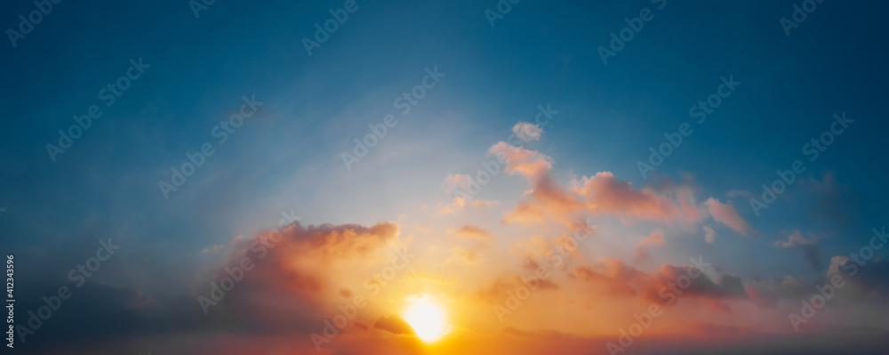 Naklejka premium Dramatic sunset sky with clouds. Natural background.