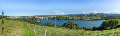 Vistas escénicas de la naturaleza de San Vicente de la Barquera en Cantabria, España, verano de 2020