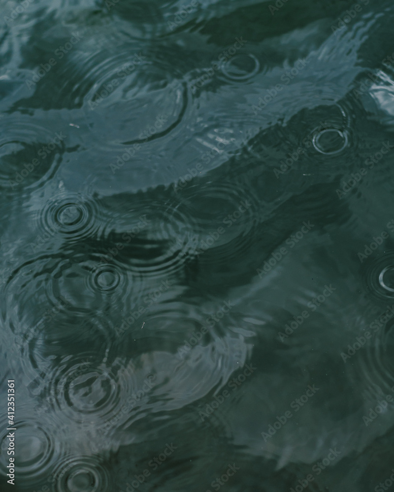 Obraz premium Waves in water lit by sunlight