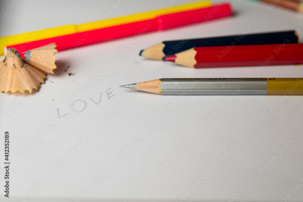 Obraz premium pencils on a wooden background