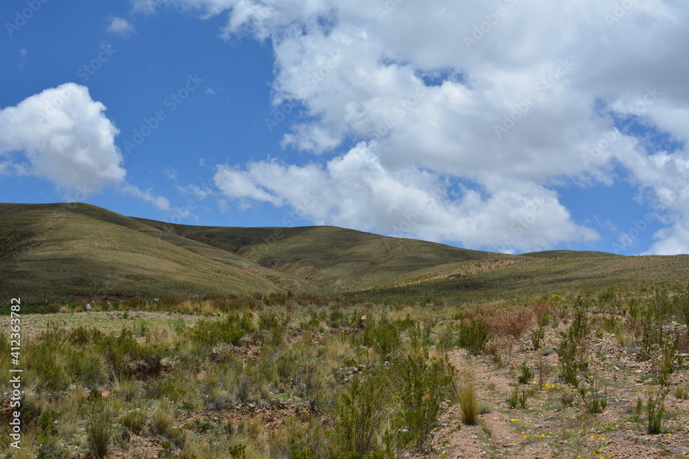 paisaje de la montaña, con un cielo azul y la nube en el altiplano Boliviano.