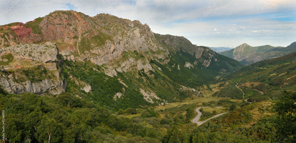Panorámica de un bonito paisaje montañoso en Somiedo (Asturias, España).