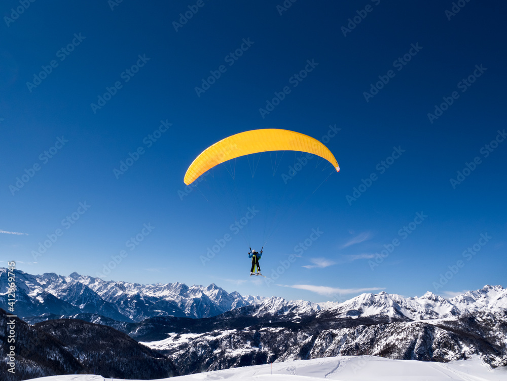 Paraski, extreme mountain sport Paraski, extreme mountain sport
