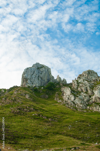 Vista de la ladera de una montaña rocosa en Somiedo (Asturias, España).