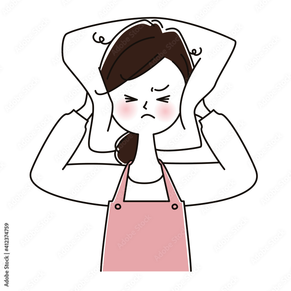 騒音でイライラして枕で耳をふさぐ　エプロン姿の女性