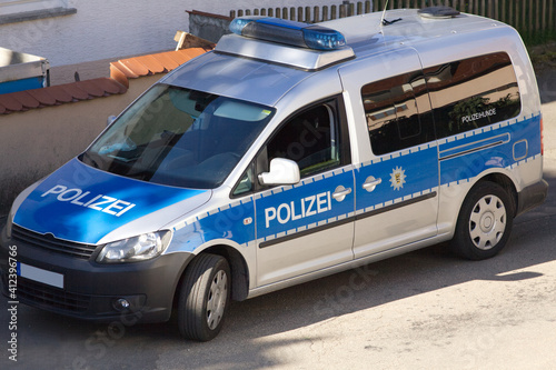Polizei Fahrzeug, Auto mit Aufschrift. Symbol Bild für Unfall, Einsatz und Verbrechen 