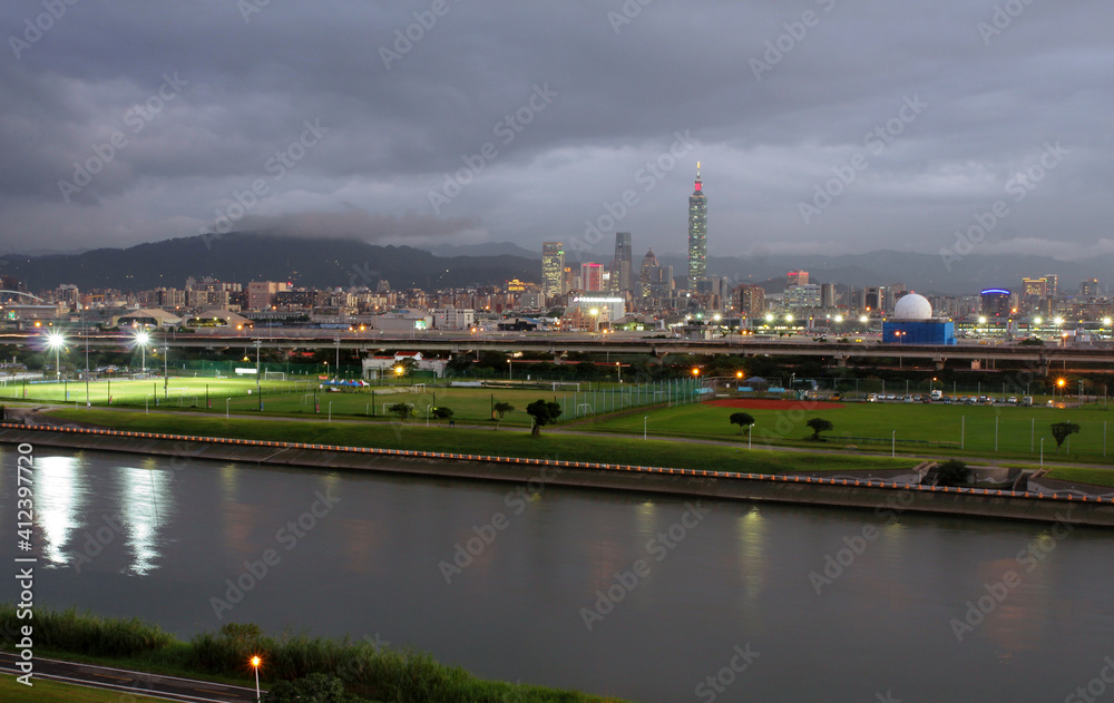 Naklejka premium Taipei, Taiwan Nov 2018: cityscape of Taipei 101, riverside park beside the keelung river at sunset