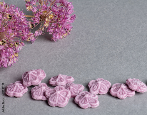 Fototapeta Naklejka Na Ścianę i Meble -  A pink flower on a table photo