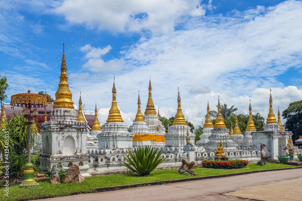 Naklejka premium Wat Chedi Sao Lang (Chedi Sao Lang Temple)in Lampang province of Thailand