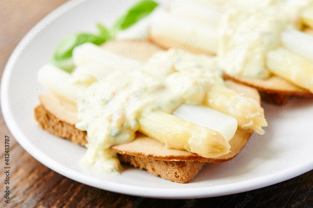 Asparagus on Toast with Creamy Sauce Asparagus on Toast with Creamy Sauce