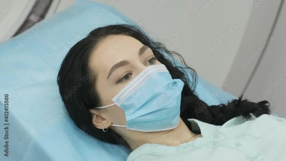 Stockvideo Female patient in mask is undergoing CT or MRI scan in