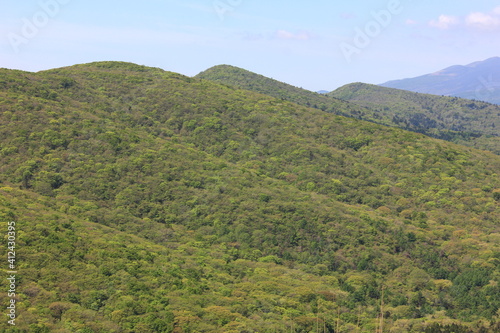 高指山からの風景、 山中湖東にある高指山からの風景。周辺の山々は新緑の季節を迎えている。