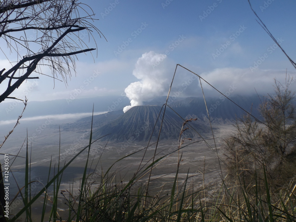 Fototapeta premium Mountaine volcano smoke - Bromo Mountaine Indonesia