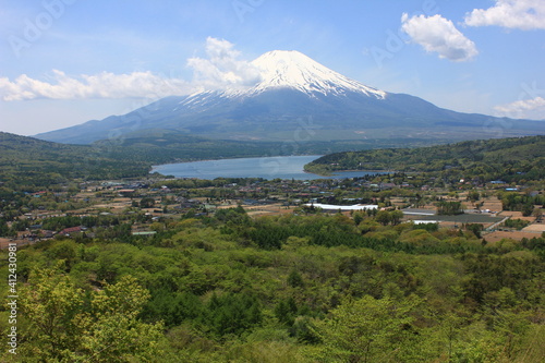 山中湖と冨士山 高指山からの眺め。山中湖の東にある高指山から、山中湖と富士山を一望する。春、手前の草原も緑に草が大地を彩る。