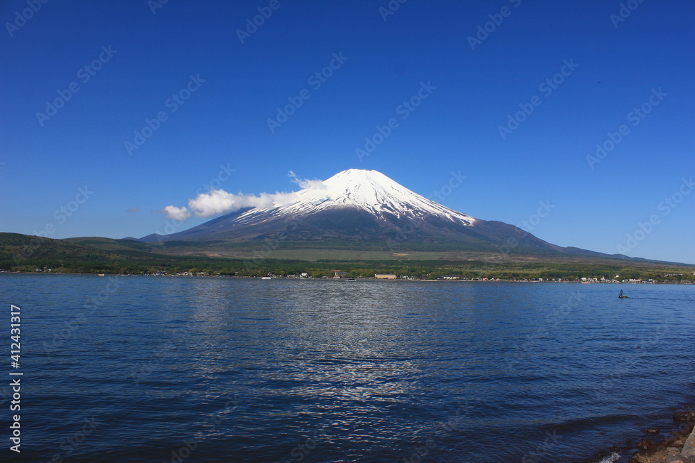 山中湖と冨士山　　青空の中にくっきりそびえる富士山。青い空と青い湖に挟まれる。風が無ければ逆さ富士が見られる。