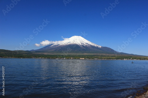 山中湖と冨士山 青空の中にくっきりそびえる富士山。青い空と青い湖に挟まれる。風が無ければ逆さ富士が見られる。