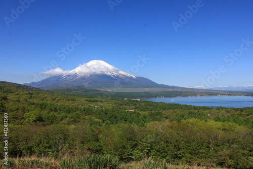 山中湖と冨士山 明神山からの眺め。山中湖の東にある明神山から、山中湖と富士山を一望する。春、手前の草原も緑に草が大地を彩る。