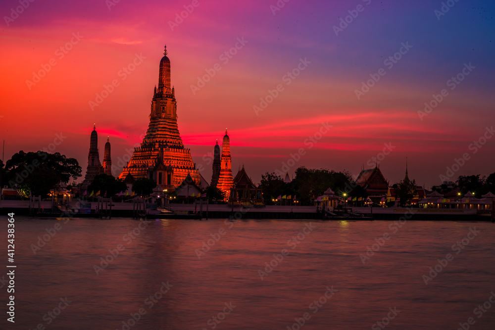 Blurred abstract background of the pagoda scenery of Wat Arun on the Chao Phraya River in Bangkok of Thailand, the silhouette, the light hitting the sculpture, has a kind of artistic beauty