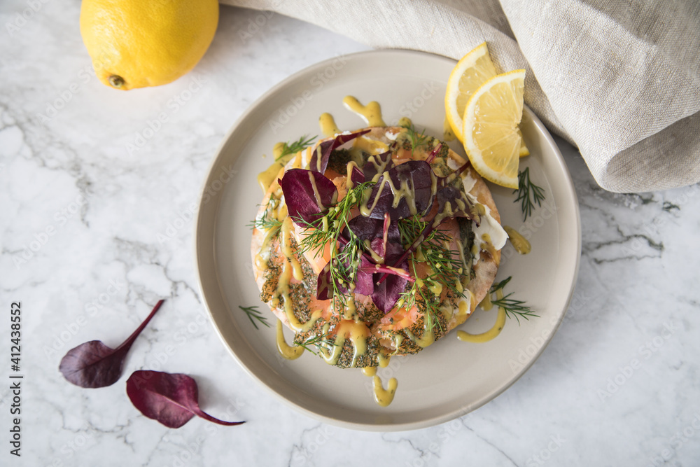 Gravlax Graved Lachs auf Knäckebrot mit Rote Beete Blätter Salat, Dill ...