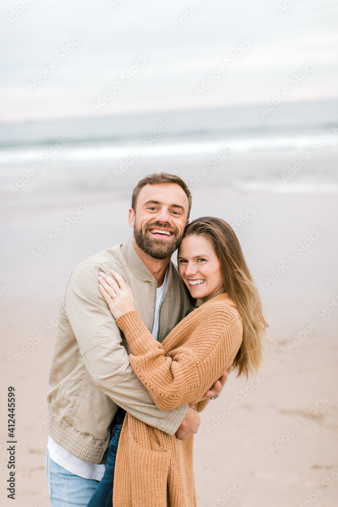Obraz premium Engagement proposal at beach in Playa Del Rey, California Young Couple