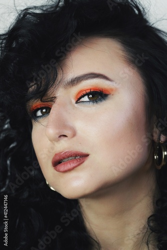 Obraz na płótnie Beautiful young brunette model with bright make-up and curly hairstyle w salonie