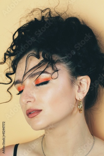 Obraz na płótnie Beautiful young brunette model with bright make-up and curly hairstyle w salonie