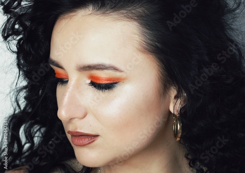 Obraz na płótnie Beautiful young brunette model with bright make-up and curly hairstyle w salonie