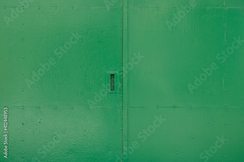 緑色の鉄扉