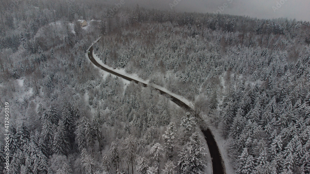 Straße im Schnee im Schwarzwald bei Nebel 
