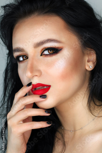 Obraz na płótnie Beautiful young brunette model with bright make-up and long hair w salonie