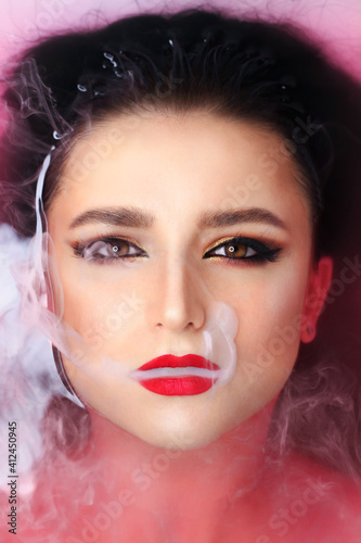 Obraz na płótnie Beautiful young brunette model with bright make-up in bath, water w salonie
