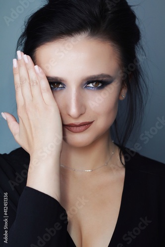 Obraz na płótnie Beautiful young brunette model with bright make-up and long hair w salonie