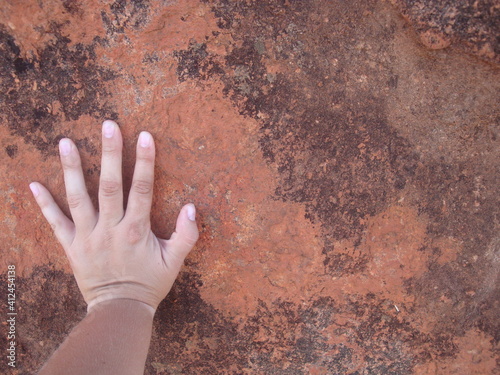 Fotografie touching uluru