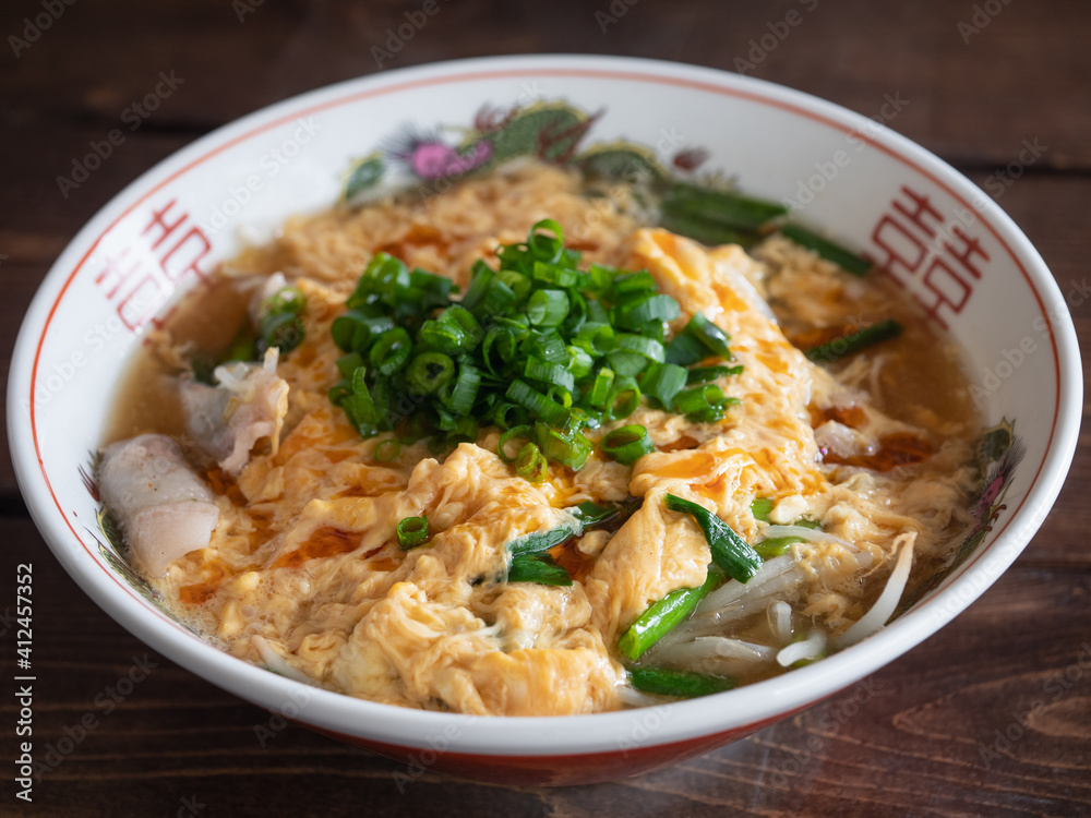 ネギと溶き卵をトッピングした酸辣湯麺（スーラータン・サンラータン）。