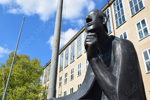 Albertus magnus Statue vor dem Kölner Universitätsgebäude photo