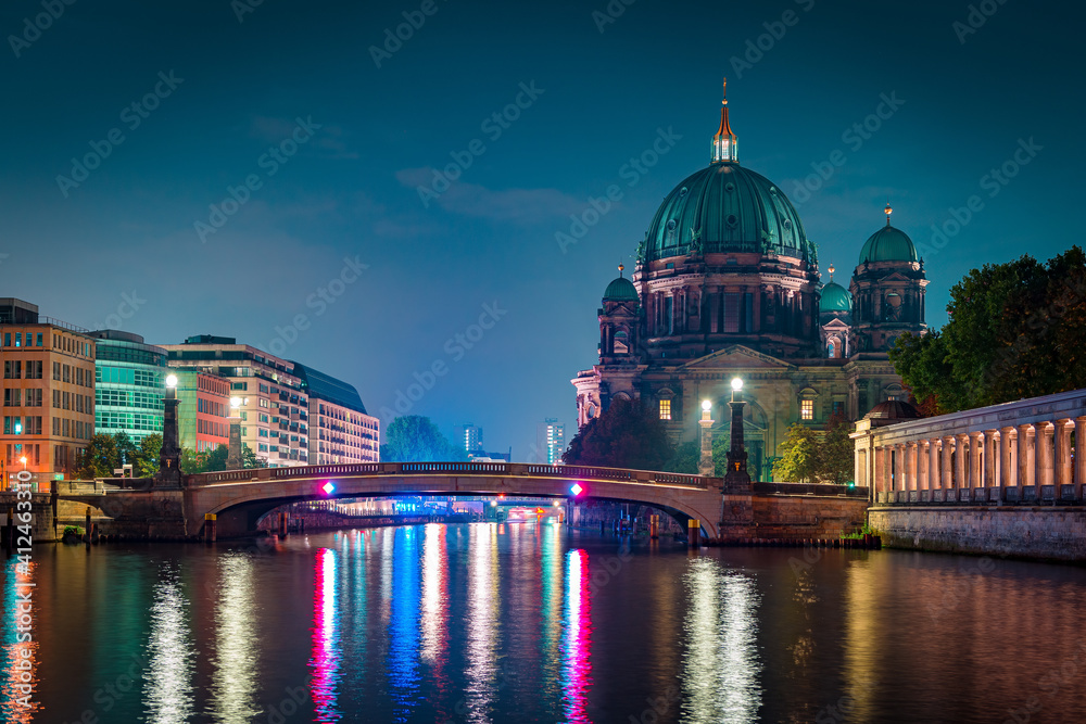Berliner Dom und Friedrichsbrücke in Berlin bei Nacht