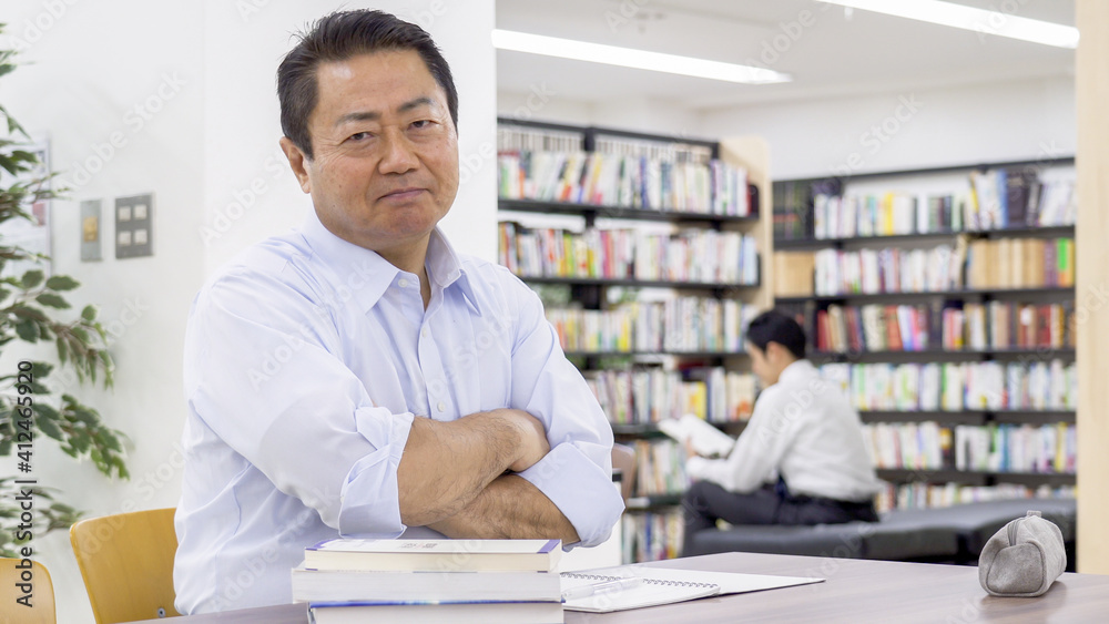 図書館で勉強する中高年男性 図書館で勉強する中高年男性