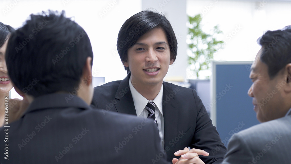 会議をするビジネスマン. 会議をするビジネスマン.