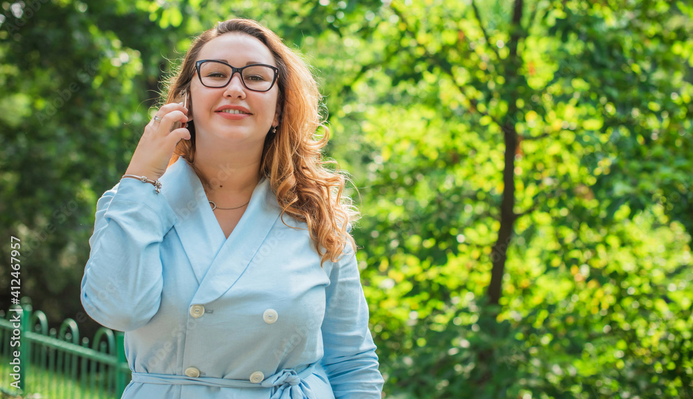 Business people lifestyle, lady plus size model in linen suit, spring - summer collection Business people lifestyle, lady plus size model in linen suit, spring - summer collection