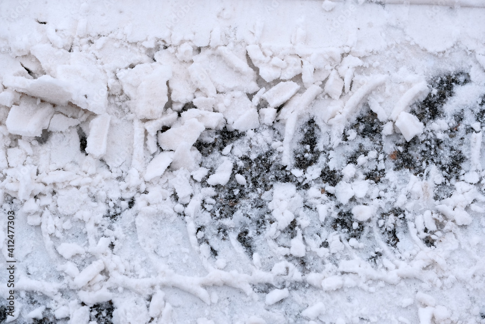 Obraz premium Snow-covered icy road