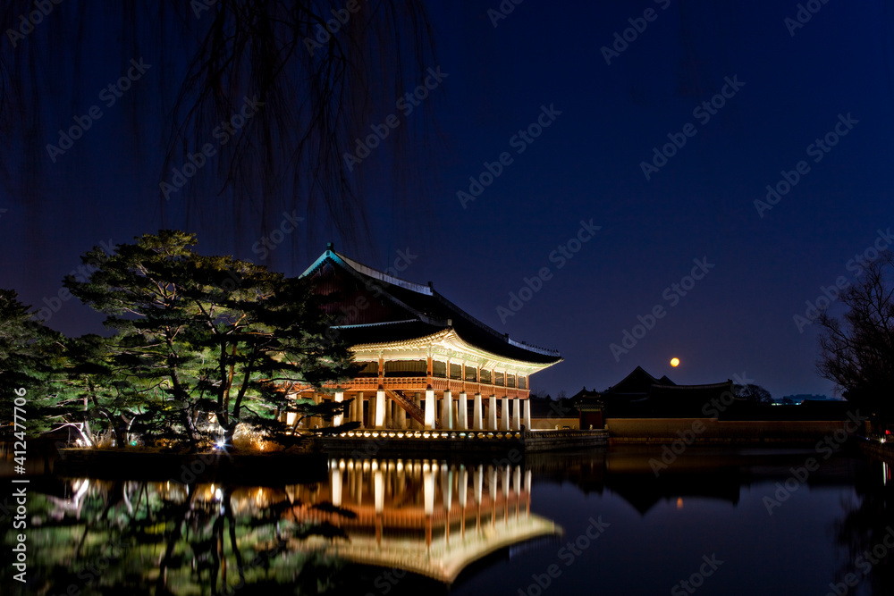 Fototapeta premium 경복궁의 야경