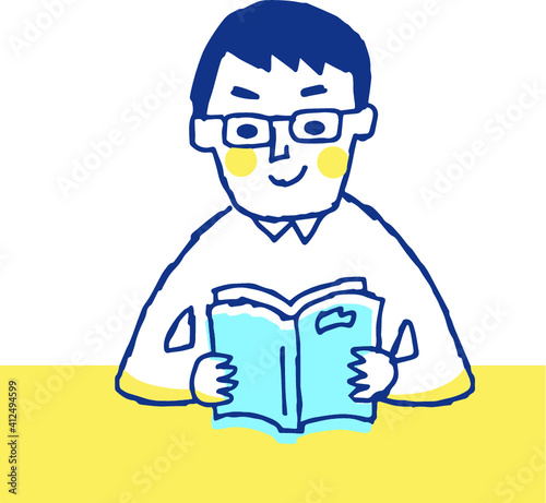 本を読んでいるメガネの男性
