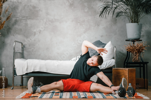 Canvastavla A young man goes in for sports at home, online workout