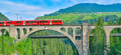 Rhätische Bahn - Fahrt durch die Bündner Alpen, Schweiz photo