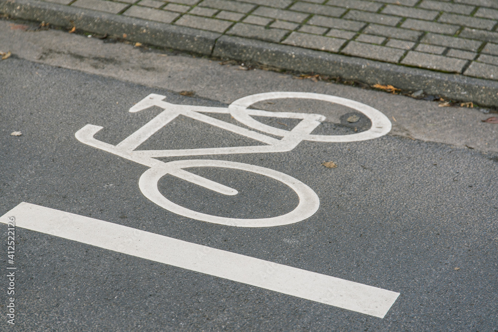 Obraz premium Fahrradweg - Zeichen auf dem Asphalt