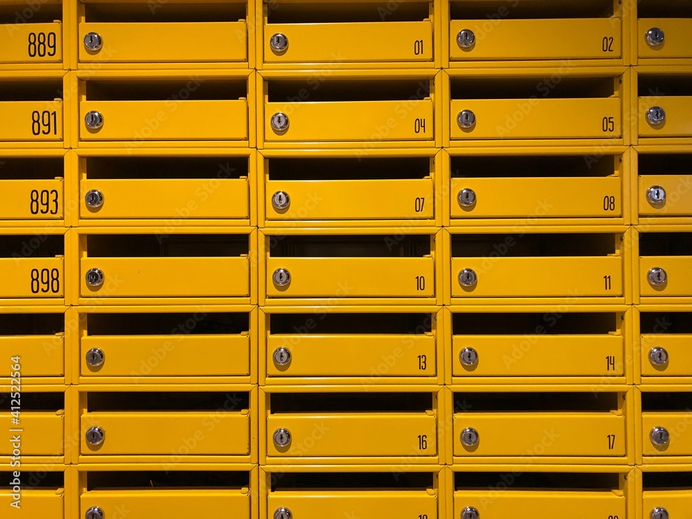 Buzones o apartados de correos amarillos