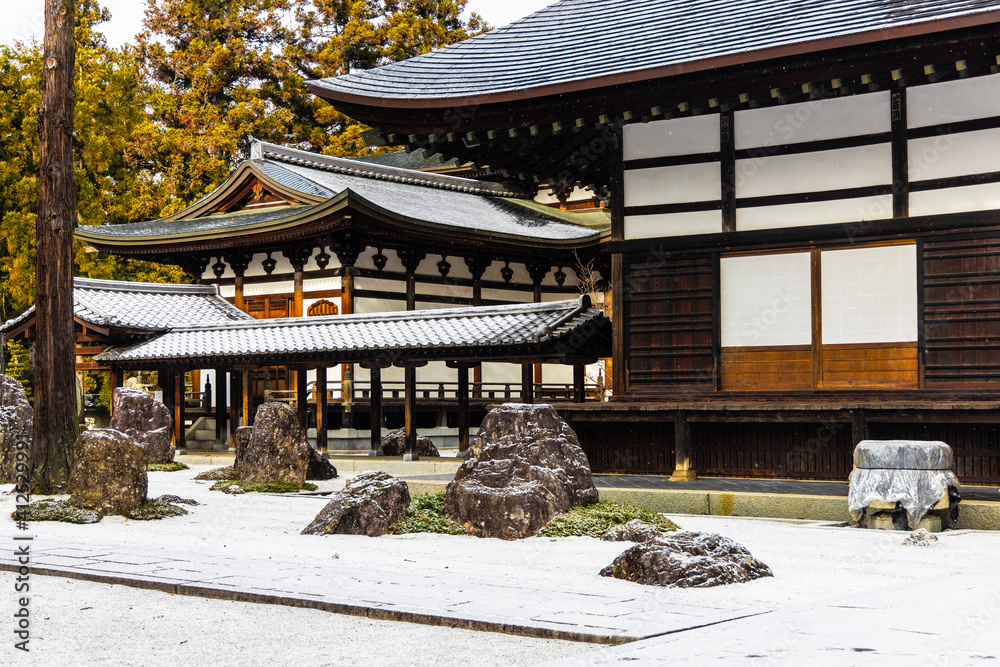 Naklejka premium 雪の積もった寺